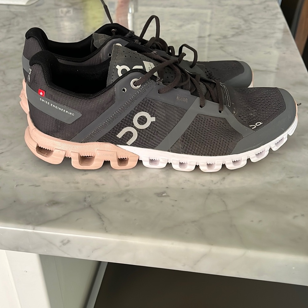 On Cloudflow Running Shoes